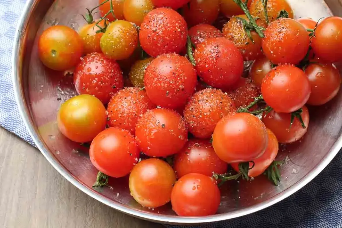 Frische Kirschtomaten, bereit für eine köstliche tomatensauce aus frischen tomaten, mit Salz und Pfeffer gewürzt.