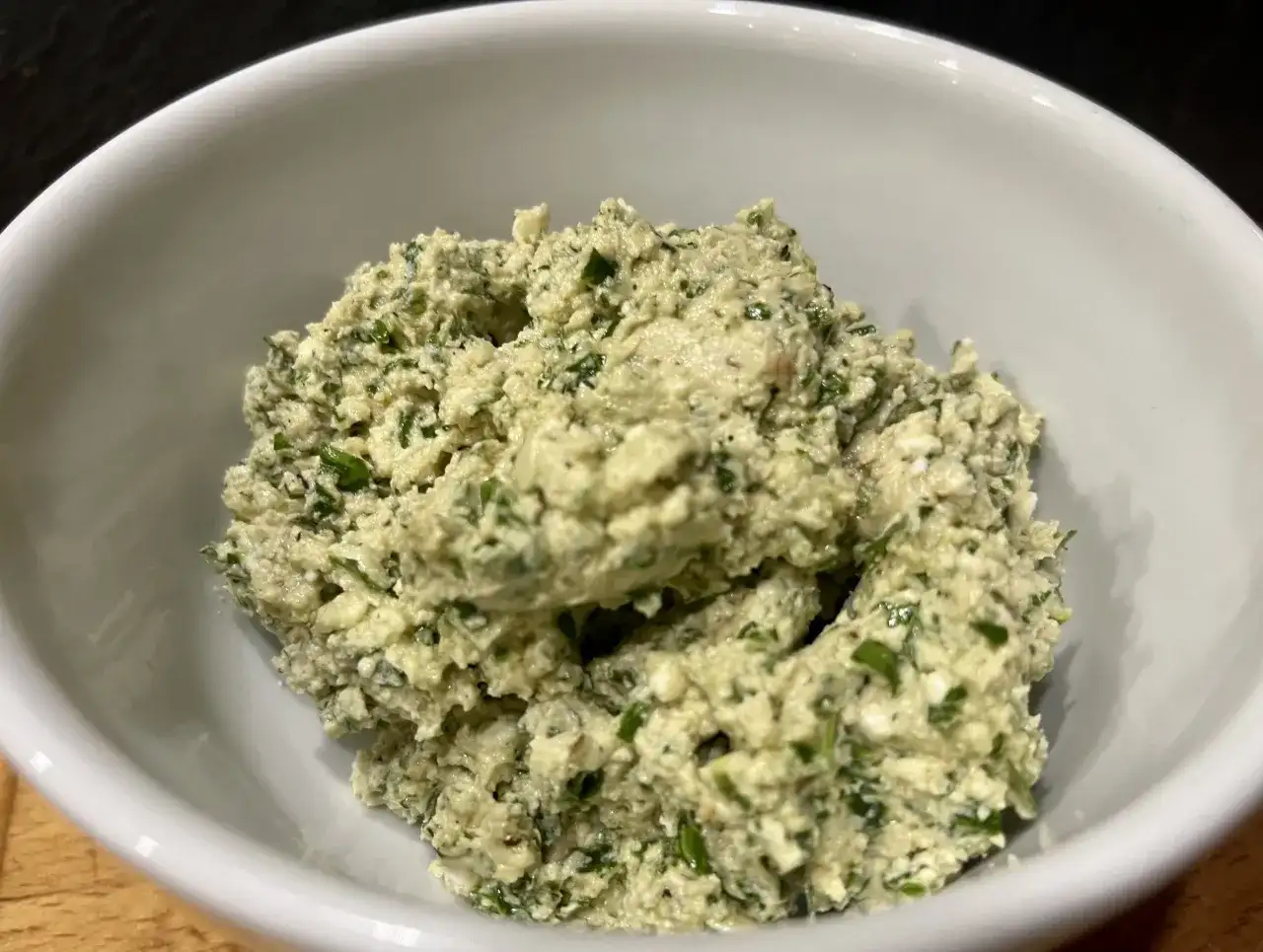 Ein cremiger Käseaufstrich mit Kräutern, perfekt für ein Moretum Rezept.