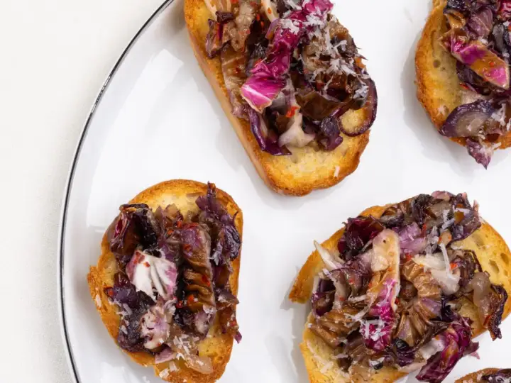 Geröstete Brotscheiben mit karamellisiertem Radicchio und Parmesan – so sieht köstliche Bruschetta aus.