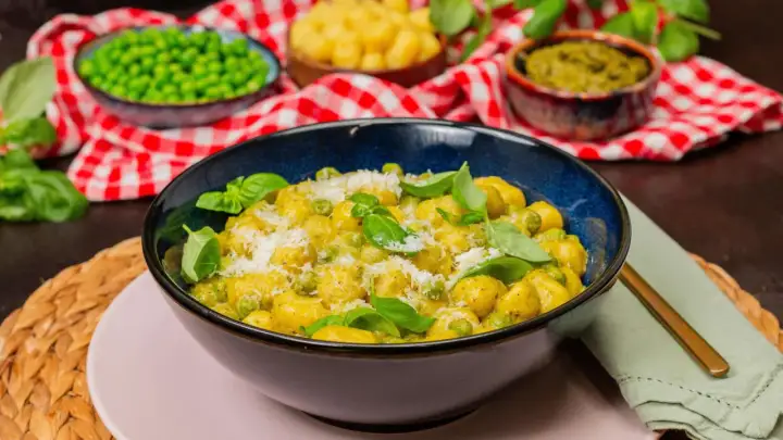Gnocchi mit Pesto in 20 Minuten cremig zubereiten